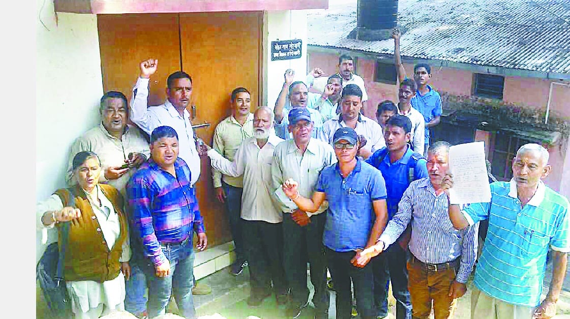 Princes lock in block office at bageshwar
