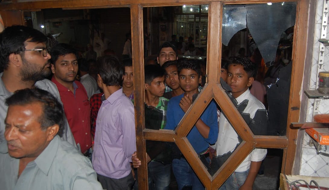 Miscreants attack on saloon and dairy shop in haridwar