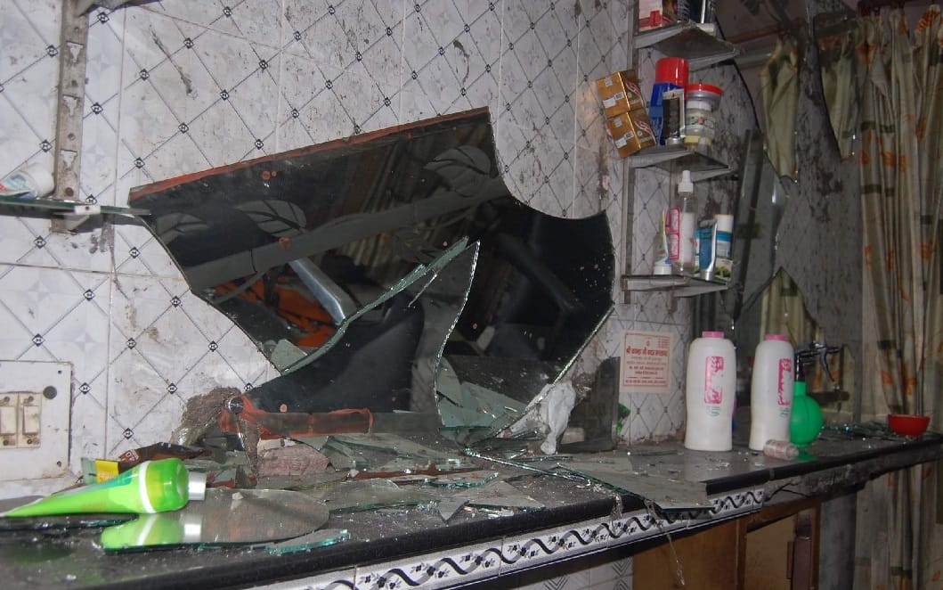 Miscreants attack on saloon and dairy shop in haridwar