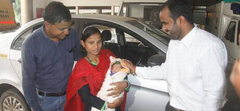 mother gives birth a child in running ola cab in mumbai