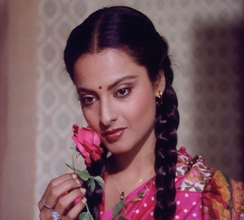  actress rekha used to take advise to actor amitabh bachchan to select a movie