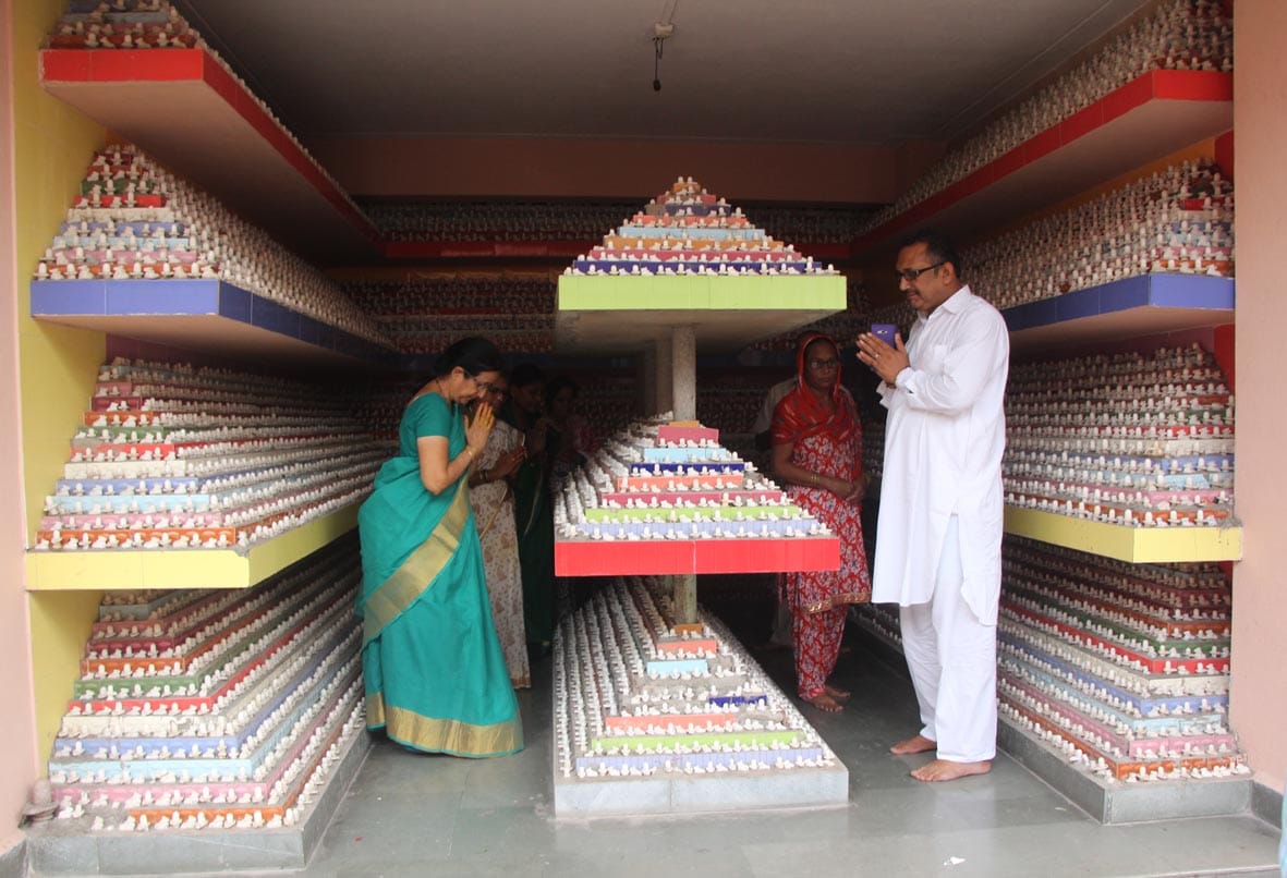 see the photos of unique shiva temple in varanasi