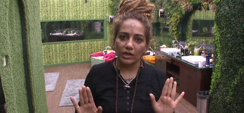 bigg boss 11 house tantrik shivani get emotional on show