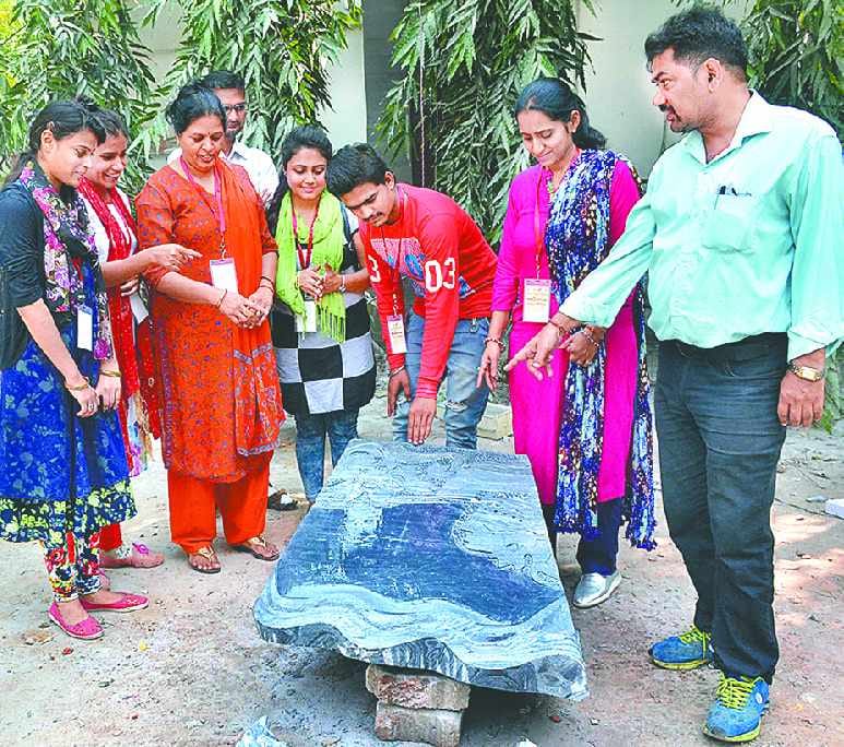 sculptor give homage to his wife in agra