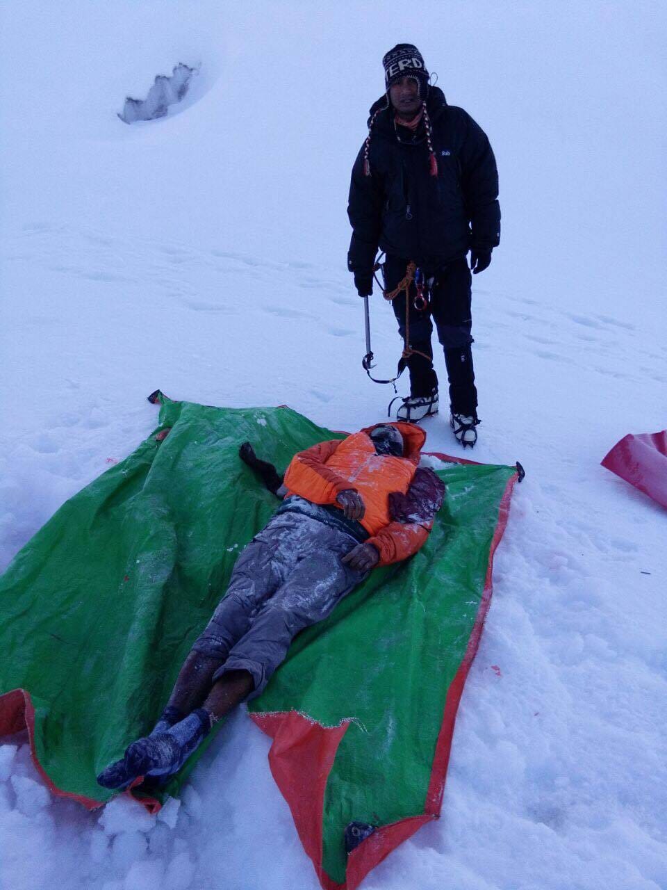 tracker dead body bring guptkashi in from helicopter