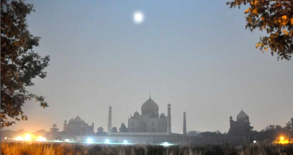 akhilesh yadav visited tajmahal with family 