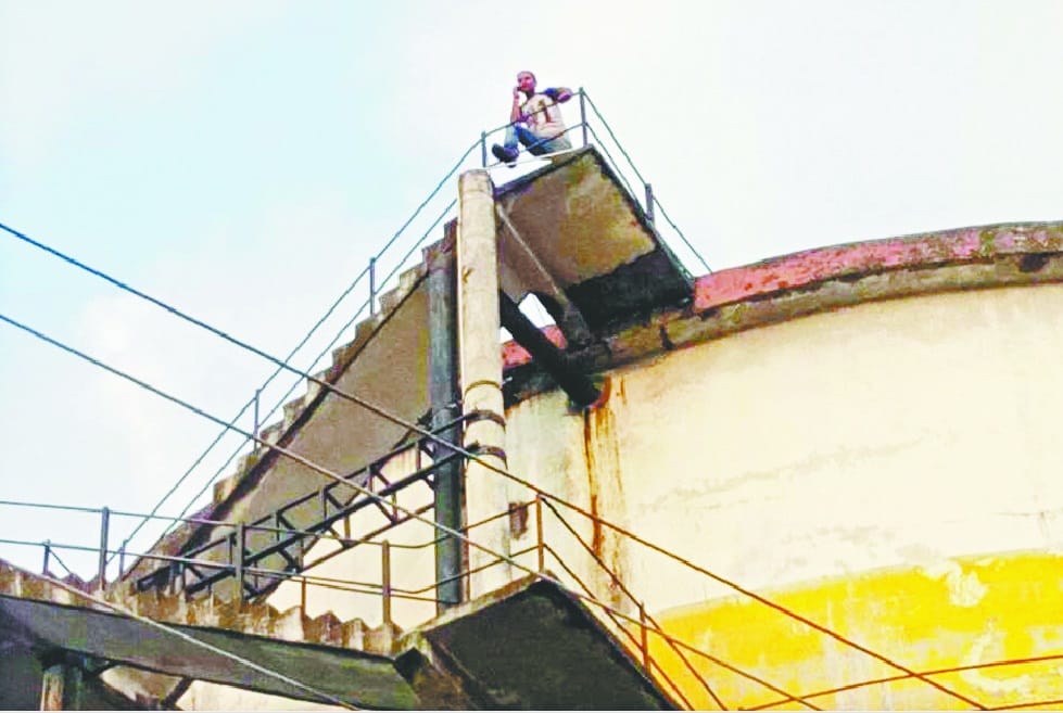 uncle high voltage drama on water tank in dehradun