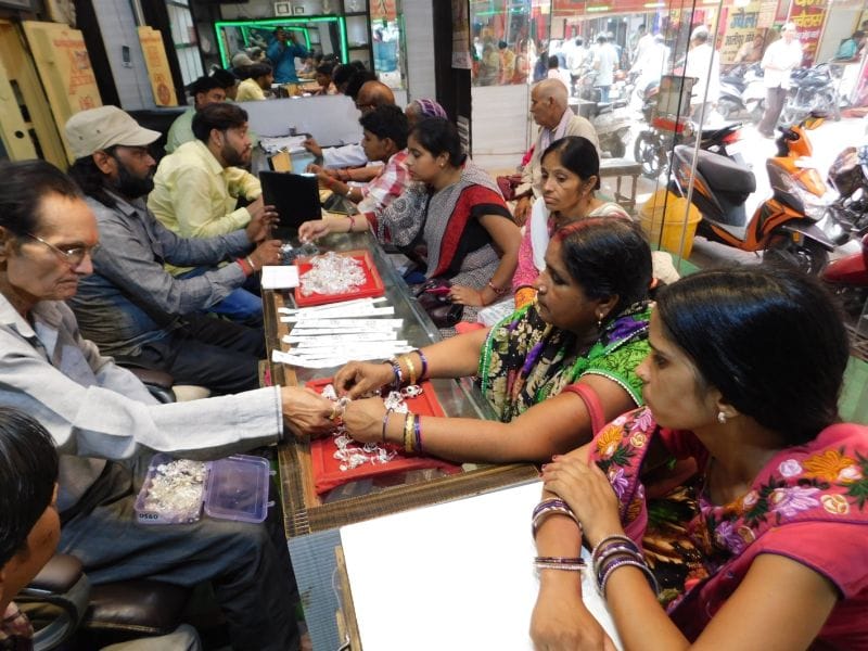 करवा चौथ: महिलाओं को लुभा रहे बरेली के झुमके