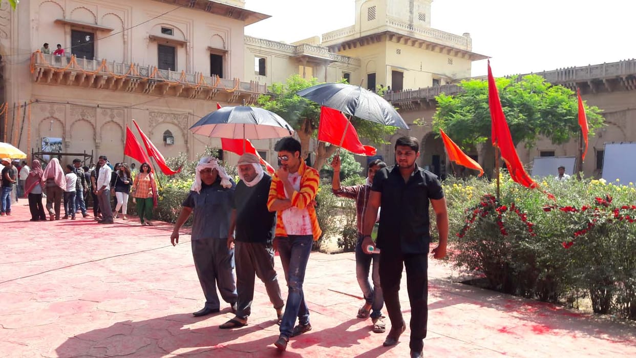 जयपुर मंदिर में फिल्माया गया होली के गीत का दृश्य