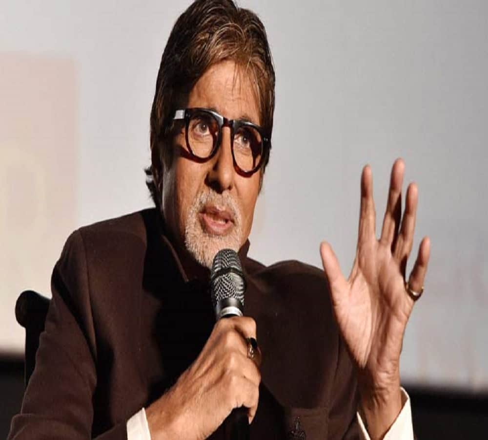 Bollywood actor Amitabh Bachchan gets the notice from BMC for illegal construction 