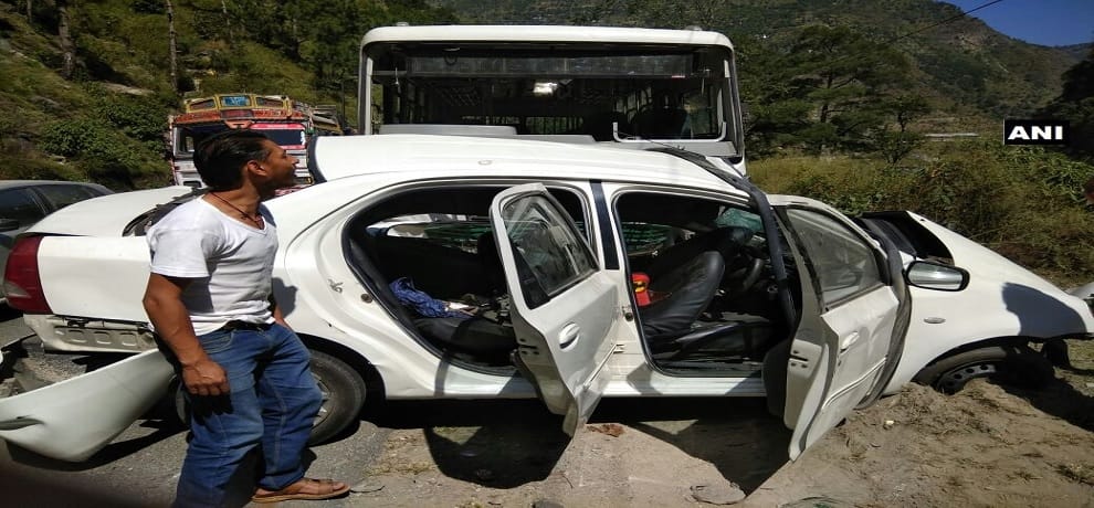himachal mandi bus hit car two died