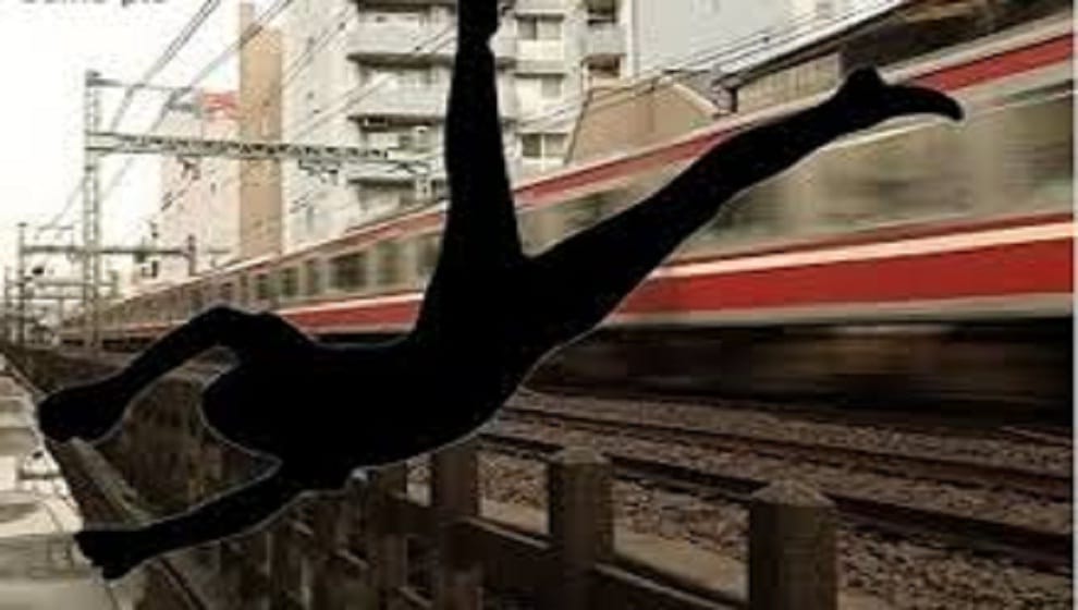 a young man jumped from the train after seeing TTE in basti