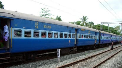 a young man jumped from the train after seeing TTE in basti