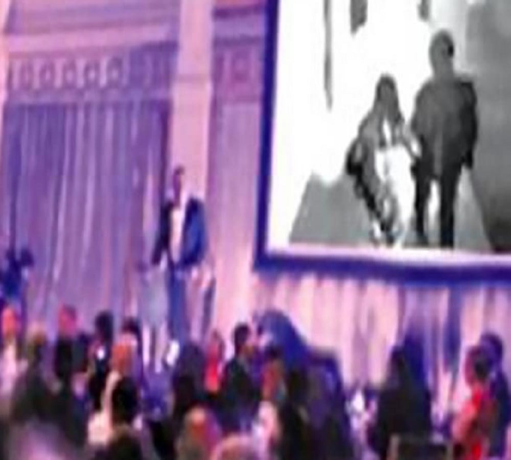 groom takes the revenge to his bride on the wedding day in Singapore 