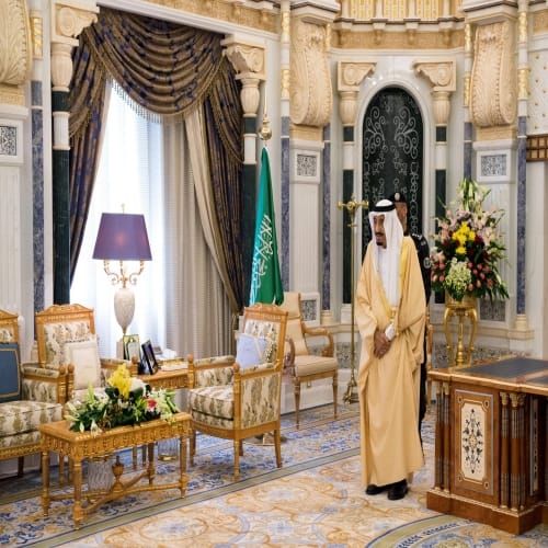 pictures of saudi king salman from jumbo plane in russia 