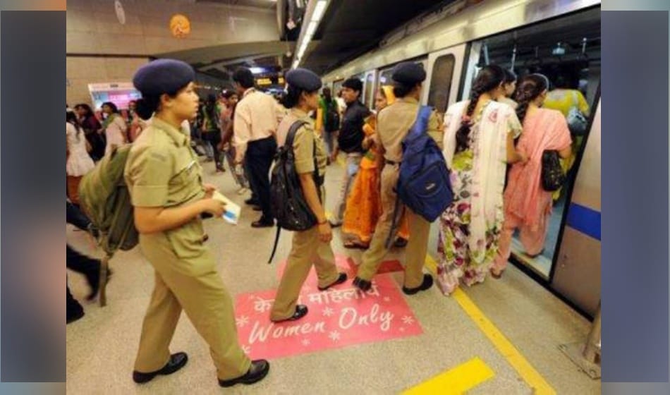 metro stopped at yamuna pul one lady fainted