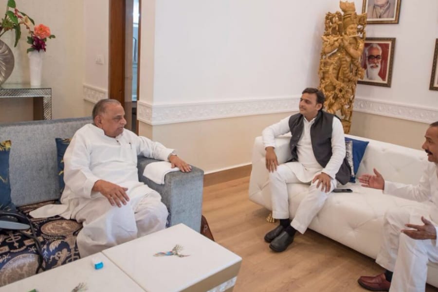 akhilesh meets mulayam and discussed various issues.