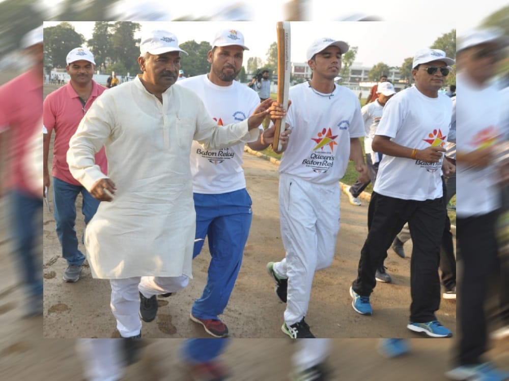 sports minister run with queens baton during welcome in garhwal