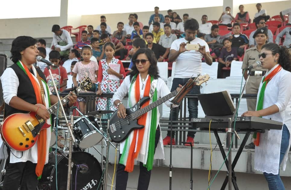 sports minister run with queens baton during welcome in garhwal