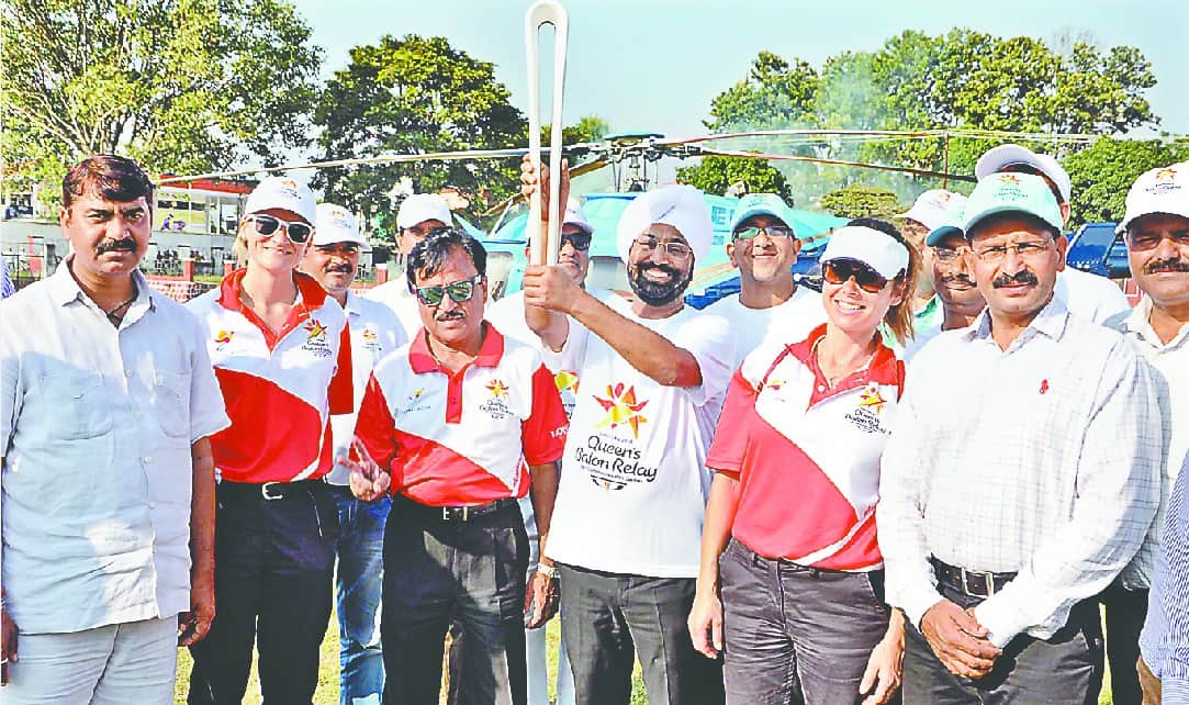 sports minister run with queens baton during welcome in garhwal