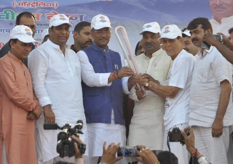 sports minister run with queens baton during welcome in garhwal
