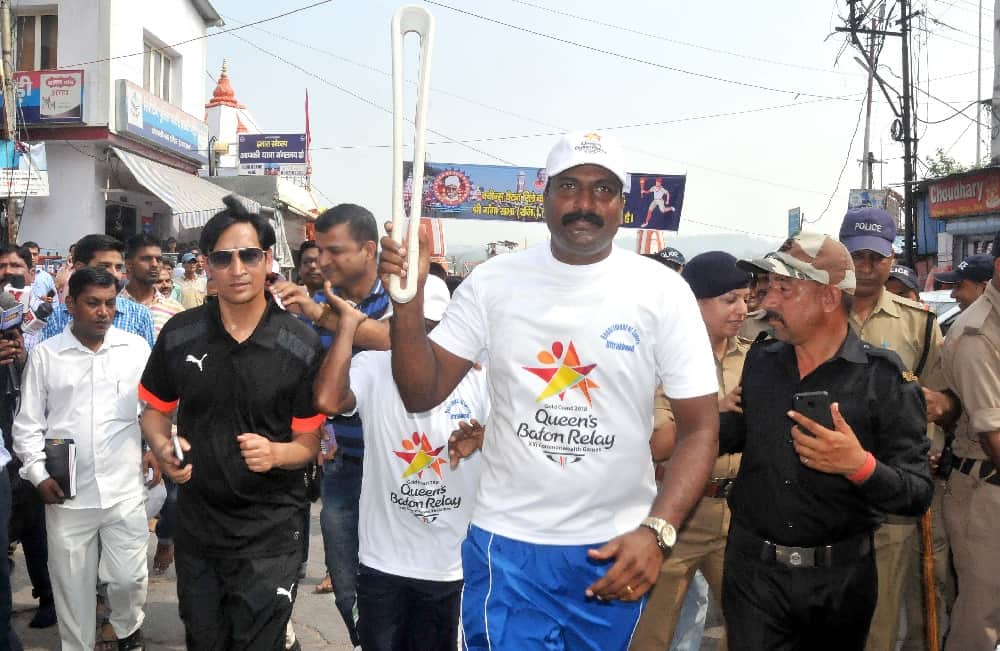 sports minister run with queens baton during welcome in garhwal