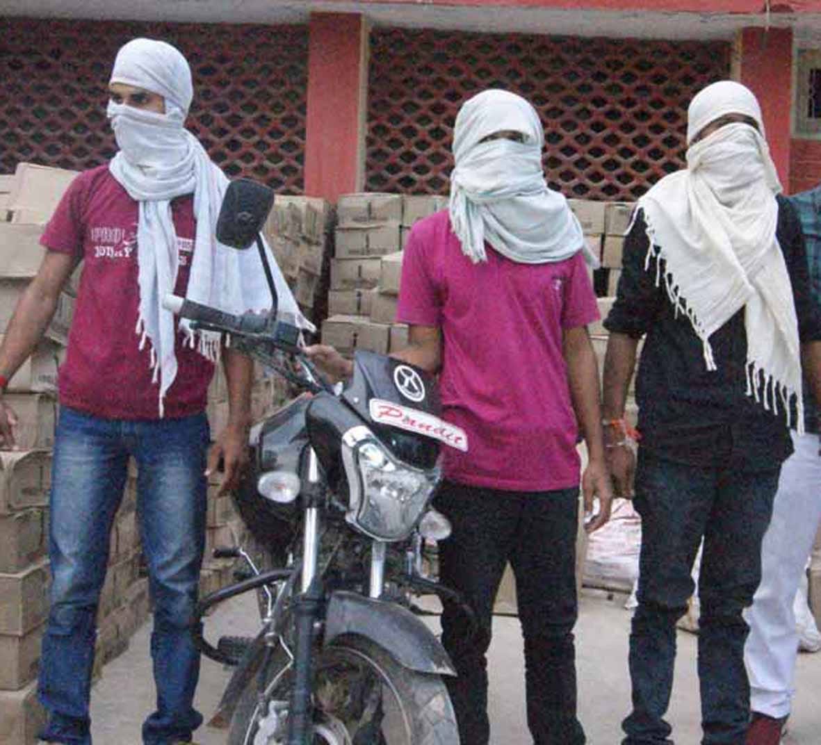 50 lakh illegal liquor recovered in mau, three arrested