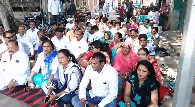 congress workers kept fast to protest against vasundhara raje 