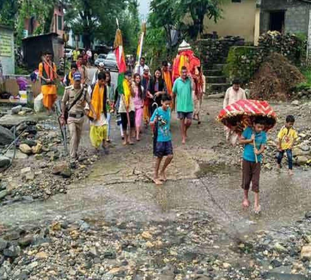 know the reason why people of Kalimayan village is not wearing sleepers 