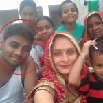 पत्नी और बच्चे के साथ सतीश(गोले में)