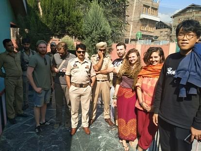 जम्मू-कश्मीरः चोटी काटने के शक में छह विदेशी पर्यटकों को भीड़ ने घेरा - Hair  Chopping Case In Jammu And Kashmir - Amar Ujala Hindi News Live