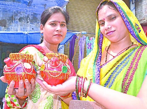  Ranoq in the market with Karwa Chauth's preparation