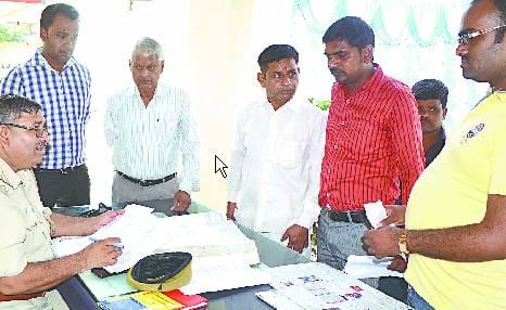 पुलिस और प्रशासनिक अफसरों ने मिलकर सुलझाए विवाद