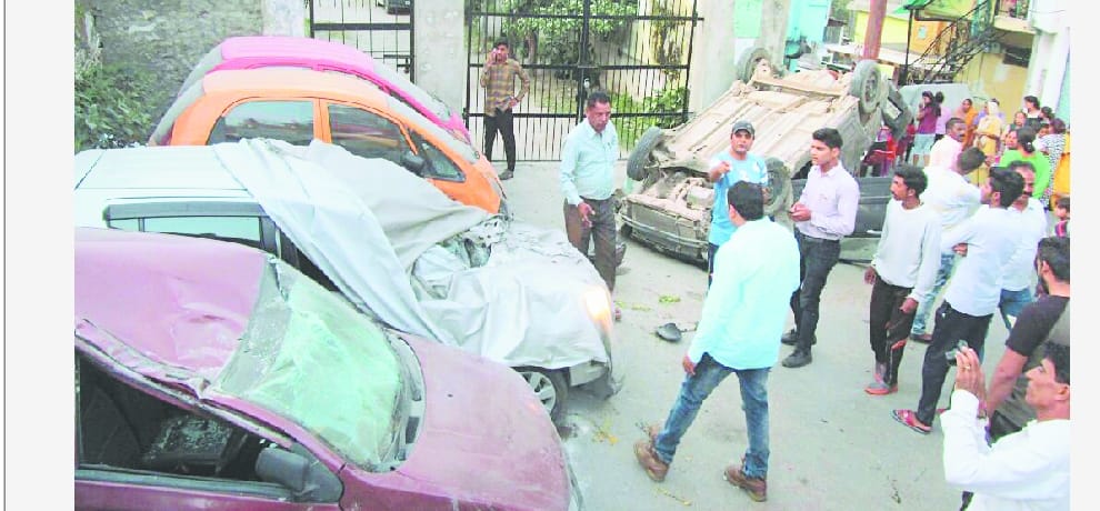 car crushed two people in chamba