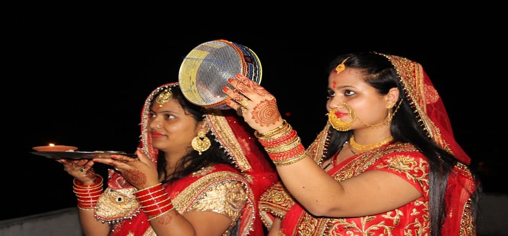 women offering karva chauth puja