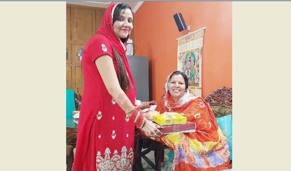 ladies broke their karwachauth fast after seeing moon
