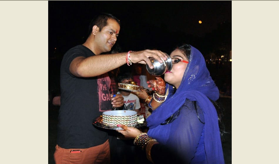 ladies broke their karwachauth fast after seeing moon