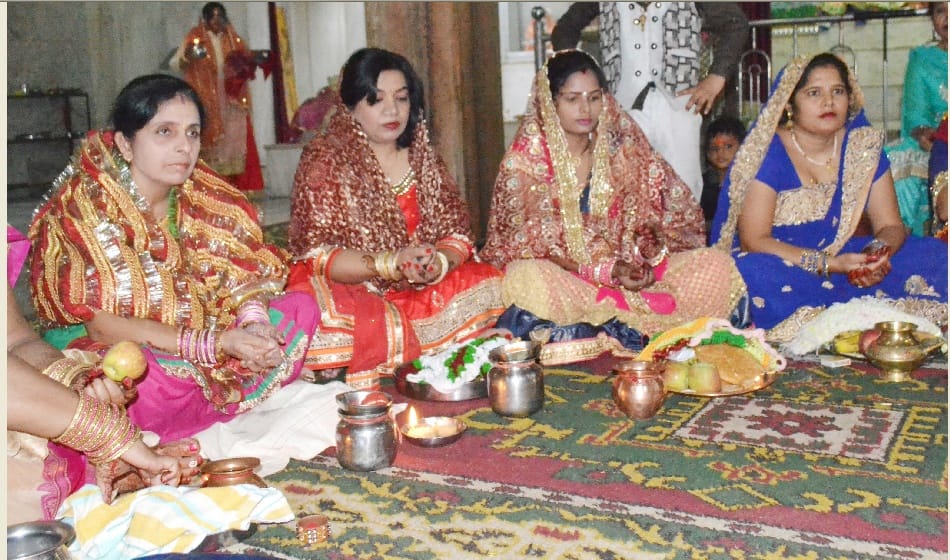 ladies broke their karwachauth fast after seeing moon