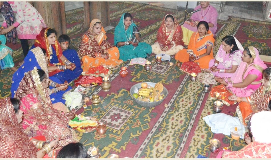 ladies broke their karwachauth fast after seeing moon
