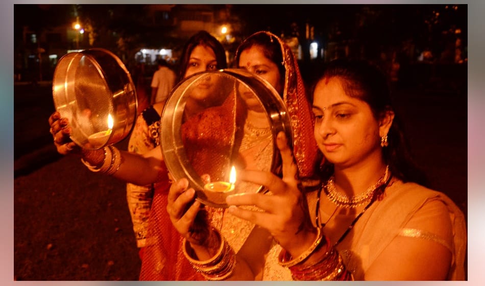 Karwa Chauth 2020 Moon Rise Timing Today, Married women ready to worship of moon.