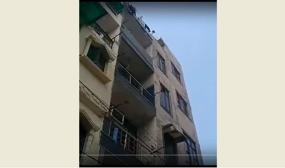 man stabbed knife on his wife and jumped from forth floor