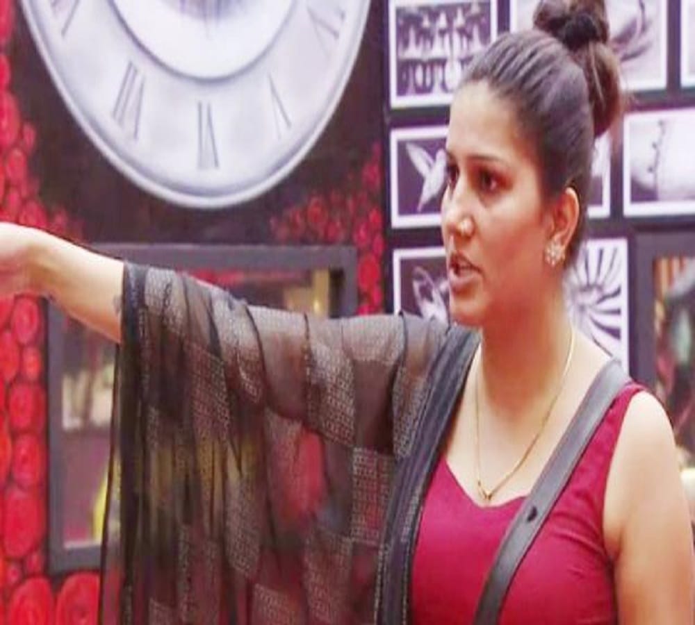 bigg boss 11 sapna chuadhary fights with arshi khan in weekend ka war