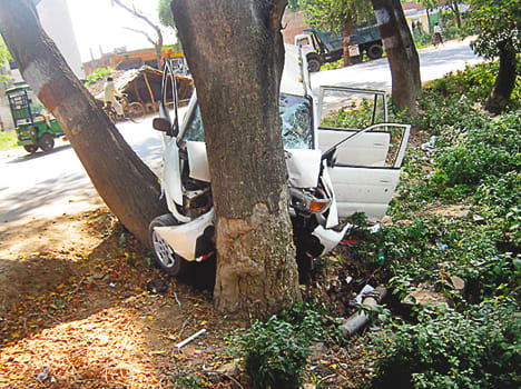 Tweera collided with trees, one killed, two serious