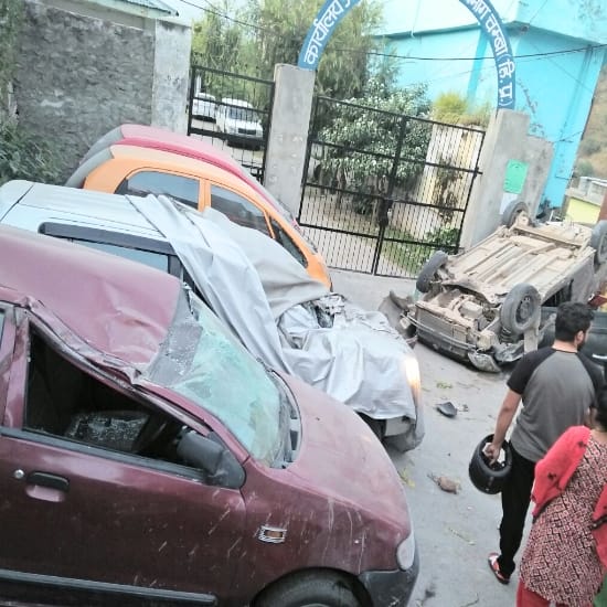 car crushed two people in chamba