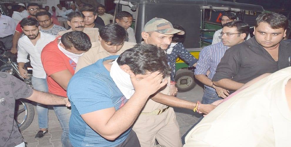 Raid in hotal, eight traders got caught playing gambling