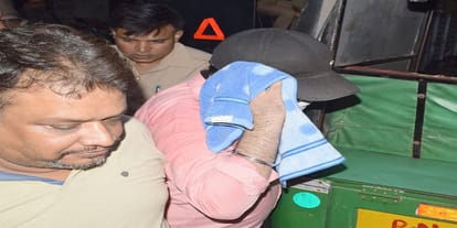 Raid in hotal, eight traders got caught playing gambling