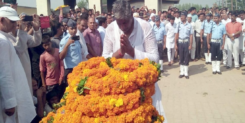 Patharai eyes, hand couple and quote Jai Hind our red, kaleja ripened these pains
