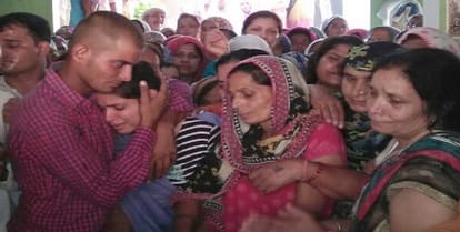 Patharai eyes, hand couple and quote Jai Hind our red, kaleja ripened these pains