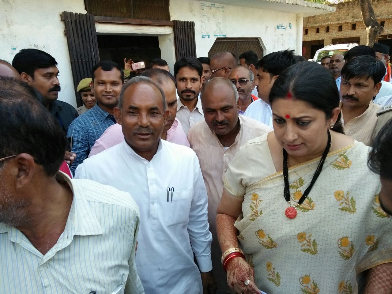 smriti irani reached raebareli