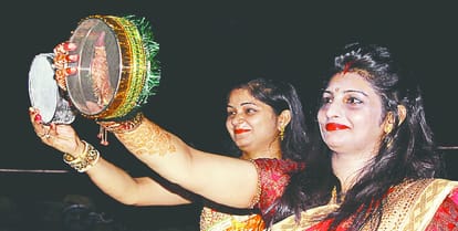 करवाचौथ पर पतियों ने दिया पत्नियों को खास उपहार